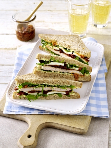 Mediterrane Sandwiches mit Pute und getrockneten Tomaten