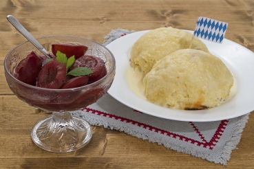 Germknödel mit Vanillesoße und Pflaumenkompott