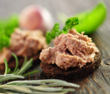 Pumpernickel mit Hirseaufstrich