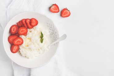 Milchreis mit Erdbeeren und Sahnehaube