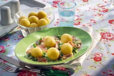 Mini-Knödel mit Erbsen-Schinken-Sauce