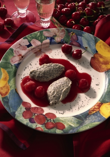 Mohndessert mit Kirschsauce