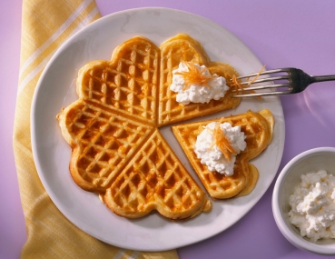 Möhren-Mandel-Waffeln mit Frischkäse