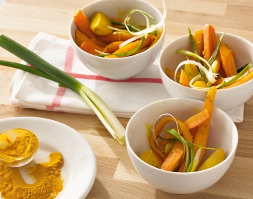 Möhren-Schalotten-Salat mit Kurkuma