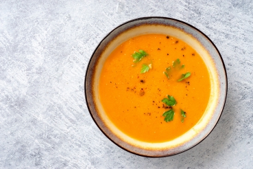 Möhrensuppe mit Holunderblütensirup