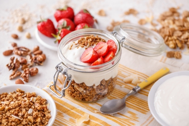 Müsli mit Orangencreme und Erdbeeren