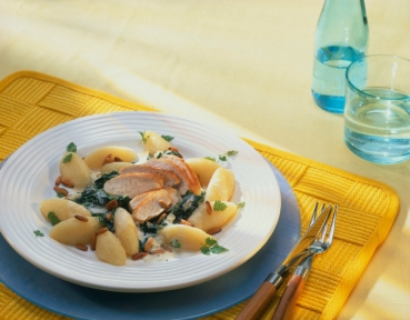 Nocken mit Gorgonzola-Spinat und Hähnchenbrustfilet