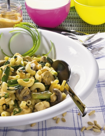 Nudel-Champignon-Salat mit Pinienkernen