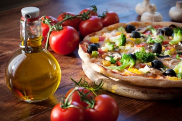 Gemüsepizza mit Feldsalat