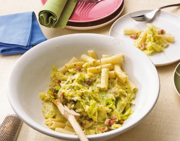 Nudeln mit Spitzkohl in Orangen-Muskat-Sauce