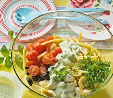 Nudelsalat mit Basilikum-Joghurt-Sauce