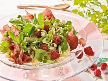 Nudelsalat mit Himbeeren