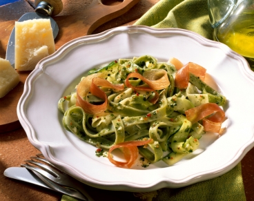 Nudel-Zucchini-Salat mit Parmaschinken