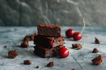 Nuss-Brownies mit Kirschen