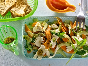 Papaya-Gurken-Salat mit Mozzarella