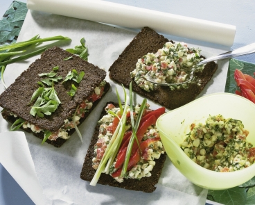 Paprika-Frischkäse-Creme auf Pumpernickel