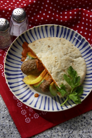 Paprika-Joghurt mit Hackröllchen