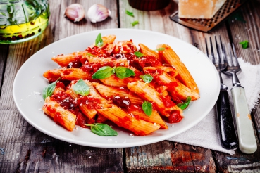 Penne mit Thunfisch, Kapern und Oliven