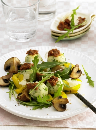 Pestoknödel auf Rucola