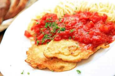 Piccata milanese von der Nordseescholle mit Tomatentagliatelle