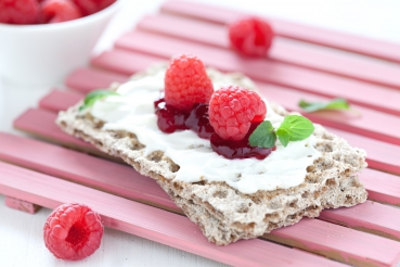 Knäckebrot mit Quark-Beerengrütze