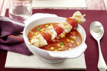 Pikante Tomatensuppe mit Chili-Hähnchenspießen