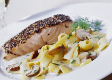 Pilznudeln mit Pfefferlachs