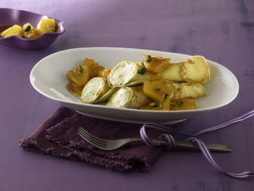 Pistazien-Mousse im Crêpemantel und Ananas