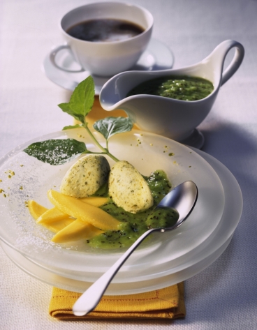 Pistazien-Nocken mit Mango und Kiwisauce