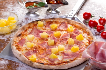 Pizza mit Ananas und Schinken