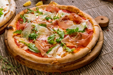Pizza mit Serranoschinken und Rucola