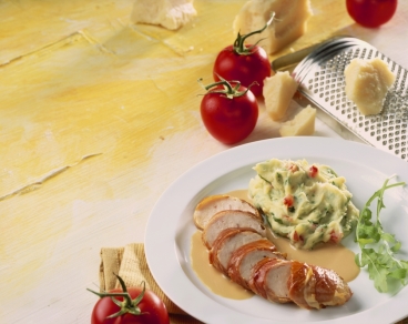Putenbrustfilet im Schinkenmantel mit Rucola-Tomaten-Püree