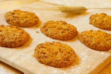 Gerstenplätzchen mit Kartoffeln und Blattsalat