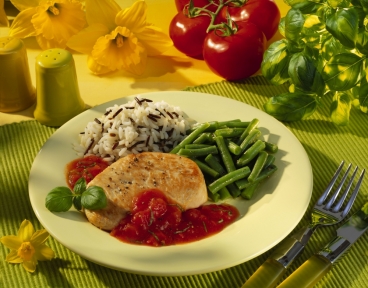 Putenmedaillons mit Tomaten-Basilikum-Sauce