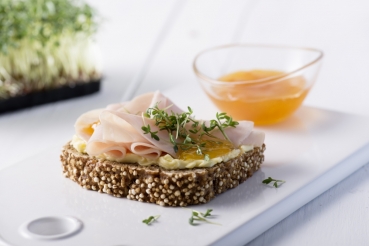 Putenschinkenbrot mit Aprikosenkonfitüre