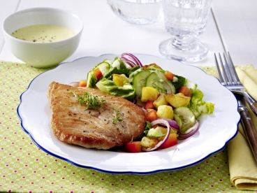 Putenschnitzel auf buntem Salat