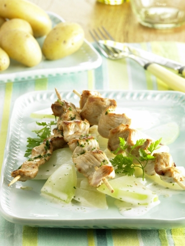 Putenspieße auf Rahmkohlrabi mit neuen Kartoffeln