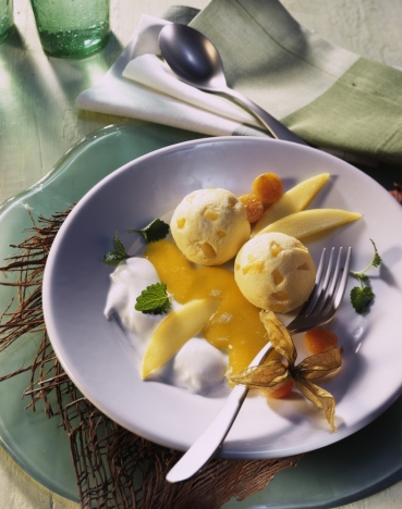 Quark-Knödel mit Mangopüree und Joghurtsahne