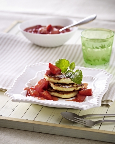 Quarkküchlein mit Kompott von Erdbeeren und Rhabarber