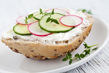 Kürbiskernbrötchen mit Gurkenquark und Melonenshake