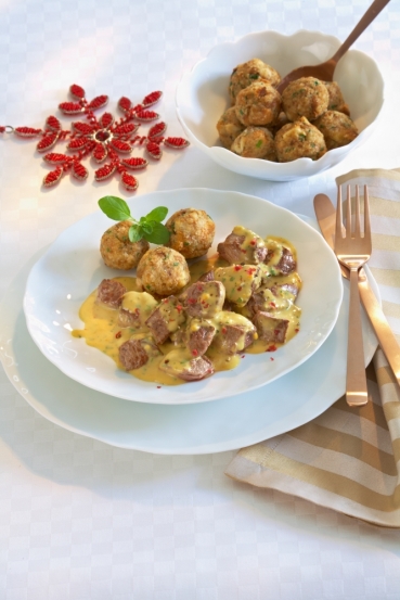 Rahm-Rehragout mit rosa Beeren