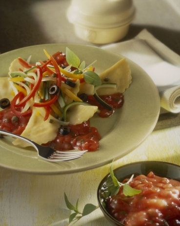 Ravioli mit Ziegenkäse auf gedünstetem Gemüse