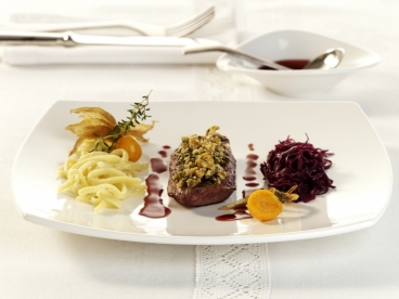 Rehrückenfilet mit Walnuss-Kräuterkruste und Holunder-Bratensauce