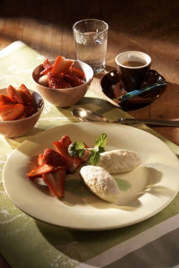 Ricottanocken mit Erdbeeren und Waldmeister