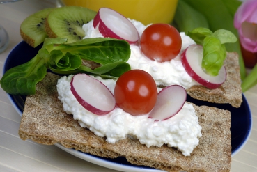 Hüttenknäckebrot mit Cocktailtomaten und Blutorangen-Kiwi-Salat