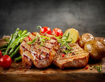 Rinderfilet mit Rosmarinkartoffeln und feurigem Zwiebel-Chutney