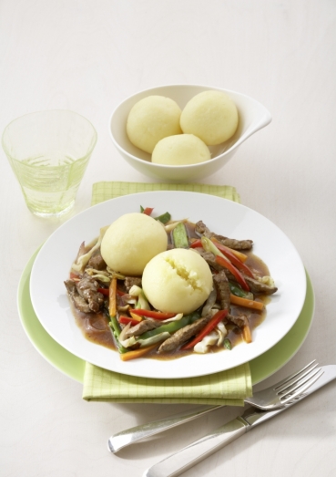 Rindergeschnetzeltes mit Gemüse und Knödeln