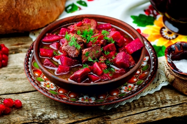Rindergulasch mit Rote Bete und Crème fraîche