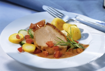 Rosmarinbraten mit Zucchini und Tomaten