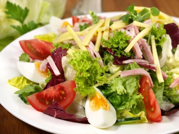 Feldsalat mit Schinken und Sellerierohkost